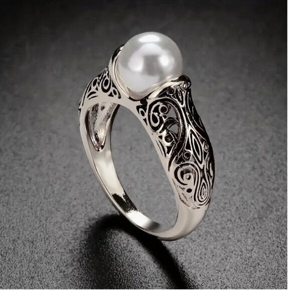 Silver Tone Pearl Ring Filigree Sculpted Mounting Fashion Costume Jewelry Size 7 - Picture 1 of 4